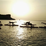 sup-yoga-vor-sonnenuntergang-auf-sardinien